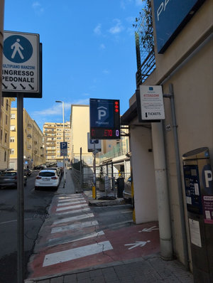 Parcheggio custodito coperto pagamento